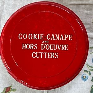 🌟HOST PICK!🌟🌹Vintage cookie & canape cutters, too cute! ♣️♥️♠️♦️